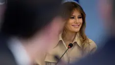Ibu Negara Amerika Serikat, Melania Trump melakukan pertemuan di Kantor Pusat Penanggulangan Bencana di Washington, Rabu (6/6). Melania Trump akhirnya kembali tampil di depan publik setelah hampir satu bulan absen dari sorotan media. (AP/Andrew Harnik)