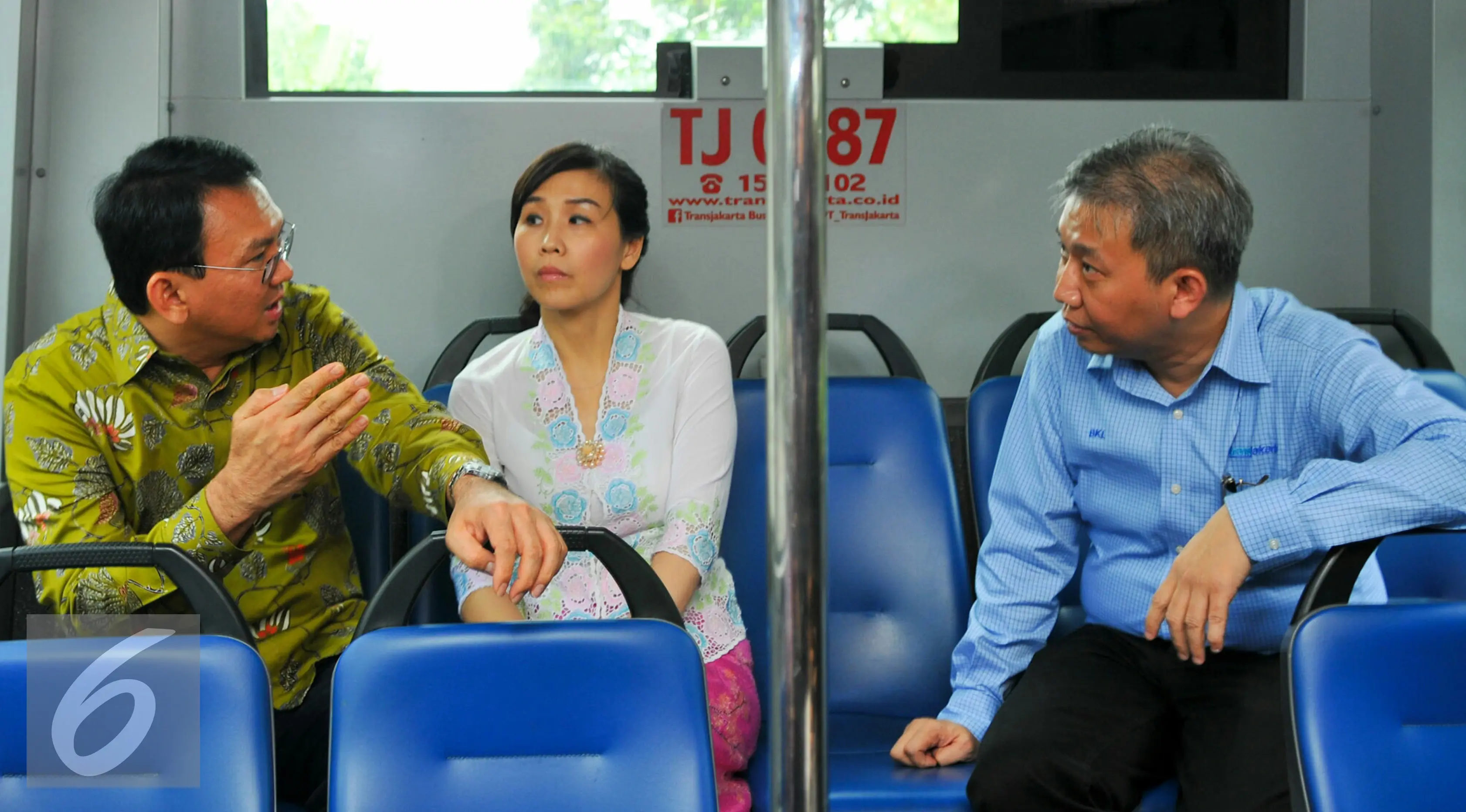 Ahok ditemani istri berdiskusi di dalam bus Transjakarta khusus perempuan, Jakarta, Kamis (21/4). Kehadiran bus ini diharapkan Ahok bisa membuat nyaman para wanita. (Liputan6.com/Yoppy Renato)