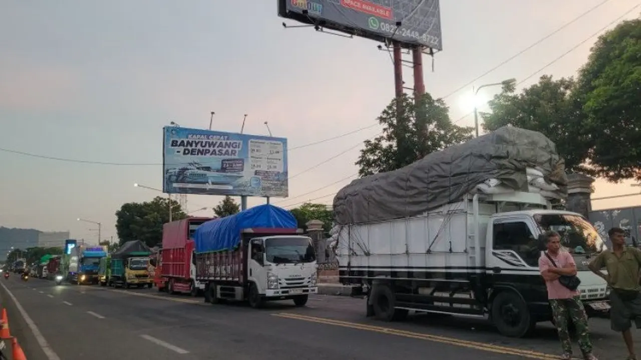 Sopir Truk Antre