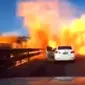 Mobil nekat terobos kobaran api (Carscoops).