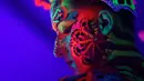 Model menunjukkan lukisan ultraviolet di muka saat mengikuti Festival Bodypainting Dunia 2015 di Poertschach, Austria, (3/7/2015). Festival ini menampilkan beragam motif lukisan unik hasil karya para seniman terkemuka dunia. (Reuters/Heinz-Peter Bade)