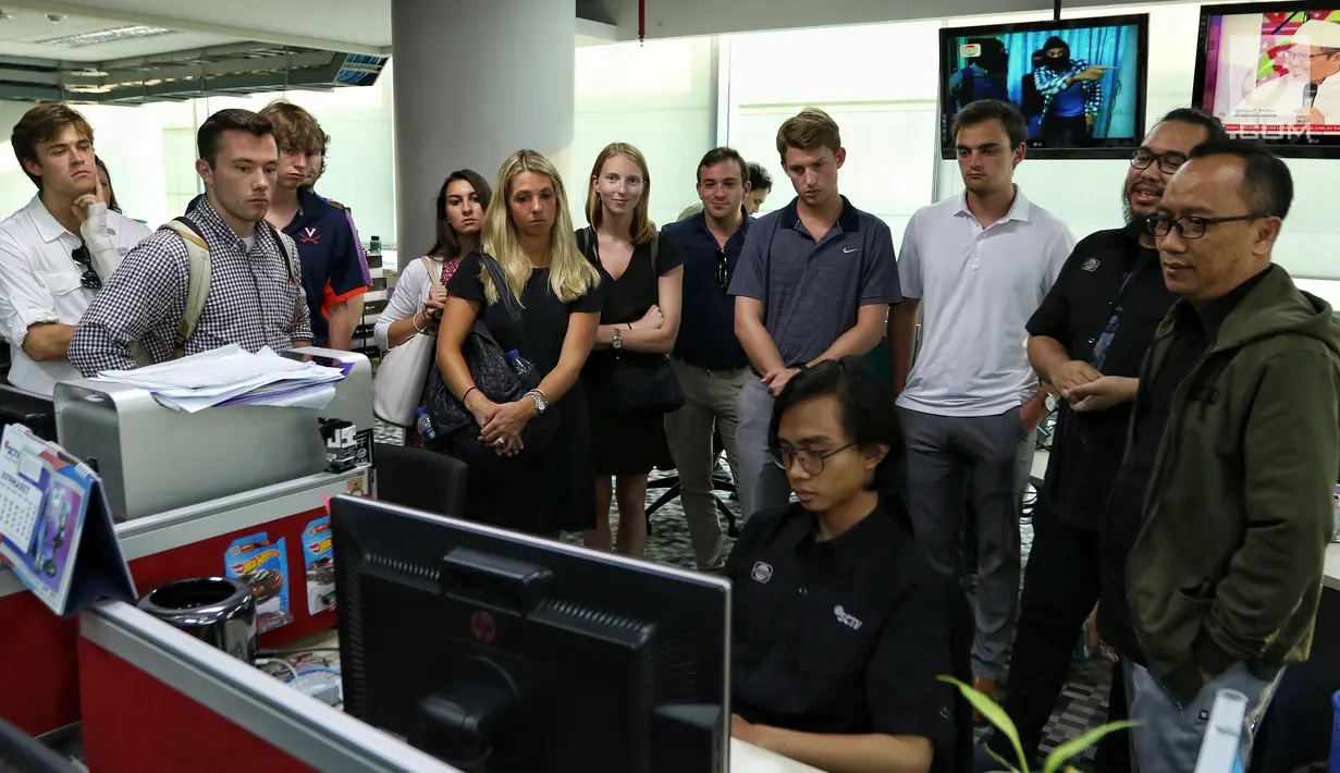 Mahasiswa Virginia University melihat produksi program acara saat berkunjung ke studio SCTV Tower, Jakarta, Rabu (29/5/2019). Kunjungan mahasiswa Virginia University ke SCTV tersebut untuk melihat bagaimana cara produksi sebuah program televisi dibuat. (Liputan6.com/Johan Tallo)