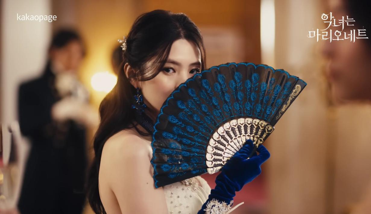 Han So Hee dalam teaser webtoon The Villainess Is A Marionette. (Foto: YouTube/ 카카오페이지)