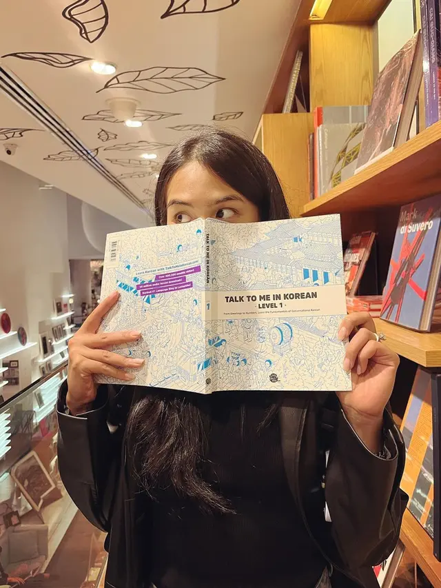 FOTO: Bulan Madu Romantis Maudy Ayunda dan Jesse Choi di Perpustakaan Thailand