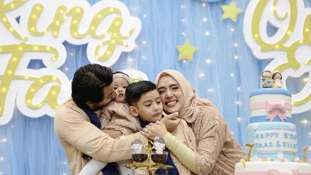 Potret Kemesraan Fairuz A Rafiq dan Sony Septian dengan Keluarga Kecilnya