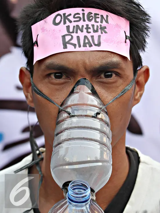 Seorang pria serius menatap kamera saat gelar aksi kepedulian untuk korban bencana asap di Bundaran HI, Jakarta Pusat, (11/10/2015). Kegiatan dilakukan dengan mengumpulkan bantuan yang nanti diserahkan ke korban bencana. (Liputan6.com/Immanuel Antonius)