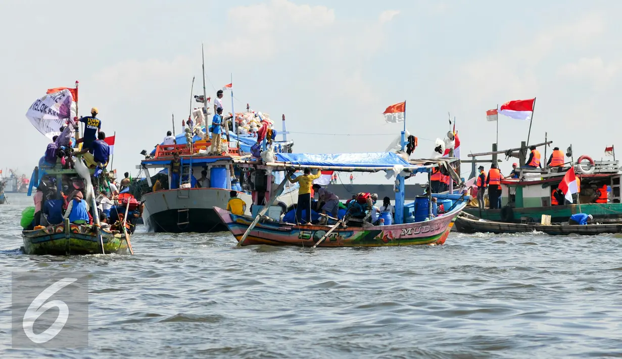 Perahu nelayan Muara Angke saat beriringan menuju Pulau G hasil Reklamasi Teluk Jakarta, Minggu (17/4/2016). Nelayan Muara Angke menolak reklamasi karena dianggap merugikan nasib para nelayan. (Liputan6.com/Yoppy Renato)