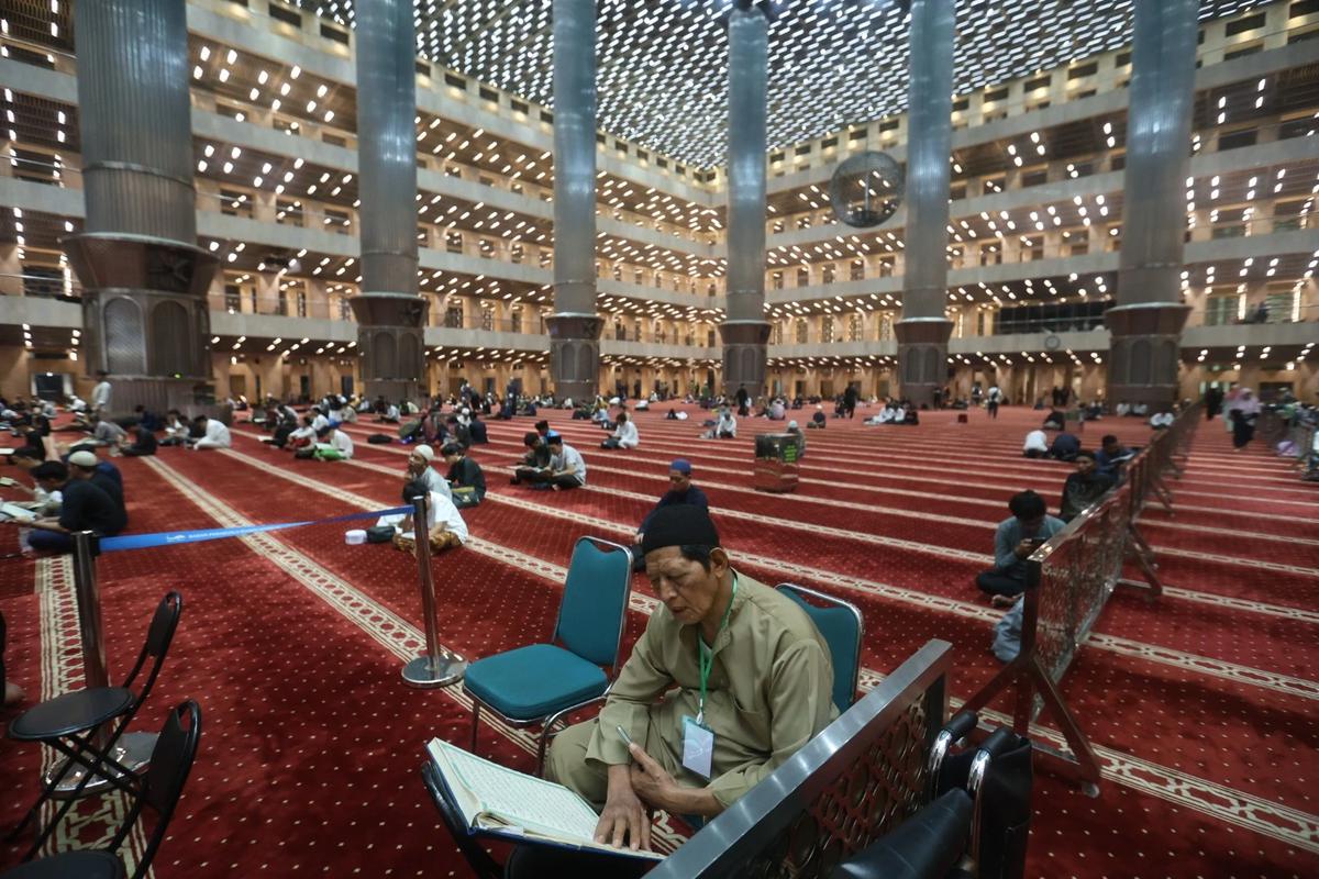 FOTO: Ribuan Jemaah Jalani Itikaf Malam 21 Ramadan di Masjid Istiqlal