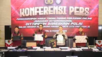 Direktur Tindak Pidana Umum (Dirtipidum) Bareskrim Polri Brigjen Djuhandhani Rahardjo Puro saat merilis&nbsp;kasus tindak pidana perdagangan orang (TPPO) dan judi online, Jumat (21/2/2025). (Liputan6.com/Nanda Perdana Putra)