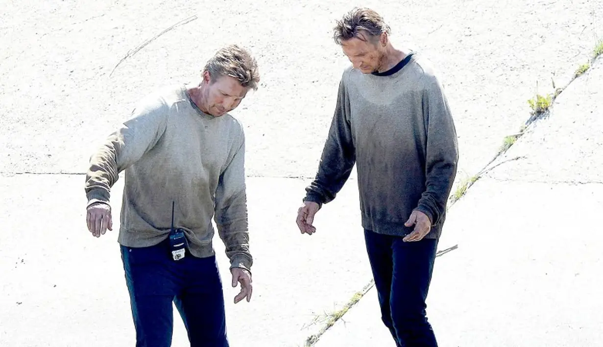 Liam Neson terlihat lucu banget saat terpotret bareng stuntnya saat syuting Taken nih! (AKM-GSI)