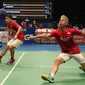 Ganda Putra Indonesia, Kevin Sanjaya Sukamuljo/Markus Gideon mengembalikan kok ke Kim Astrup/Anders S Rasmussen (Denmark) di Babak 32 Besar Indonesia Open 2017 di Jakarta, Rabu (14/6). Kevin/Markus kal;ah 16-21, 16-21. (Liputan6.com/Helmi Fithriansyah)