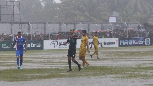 Leg pertama final Pegadaian Liga 2 2023/2024 - PSBS Biak vs Semen Padang