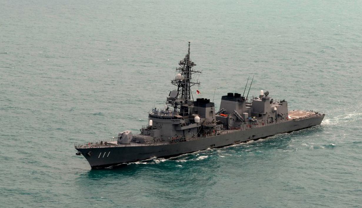 Sebuah foto udara menunjukkan kapal Angkatan Laut Jepang yang membantu mencari puing-puing AirAsia QZ8501, Laut Jawa, Rabu (7/1/2015). (AFP Photo/Dewanto Samodro)