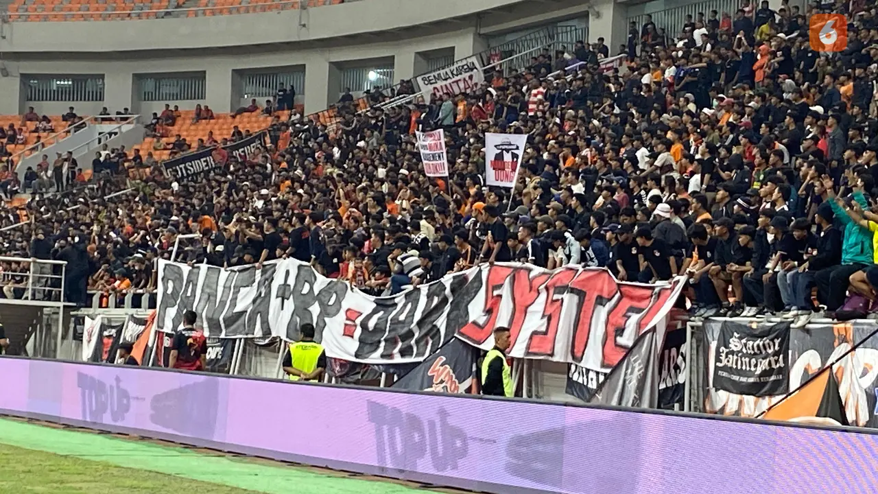 Pesta gol Persija Jakarta atas Bali United diwarnai oleh protes dari suporternya, The Jakmania.