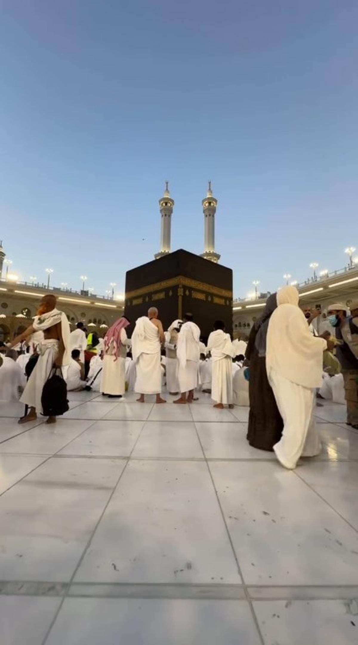 Umrah di Bulan Ramadan, Uya Kuya Perlihatkan Suasana Menunggu Buka Puasa di Depan Ka'bah