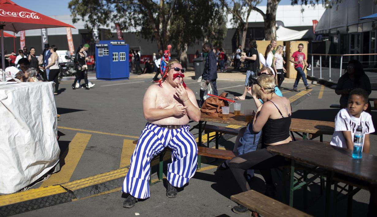 Seorang cosplayer berpakaian seperti karakter Obelix saat menghadiri International Comic Con di Kyalami Race Course, Johannesburg, Afrika Selatan (14/9). Comic Con digelar pada tahun 1970. (AFP Photo/Marco Longari)