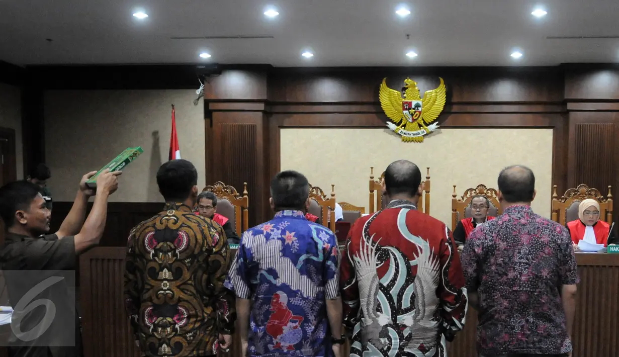 Para saksi saat diambil sumpahnya di  Pengadilan Tipikor, Jakarta,  (20/7). Keempat saksi tersebut adalah Ketua DPRD DKI Jakarta Prasetio Edi Marsudi, Wakil Ketua DPRD DKI M. Taufik, Ongen Sangaji, dan Slamat Nurdin. (Liputan6.com/Helmi Afandi)