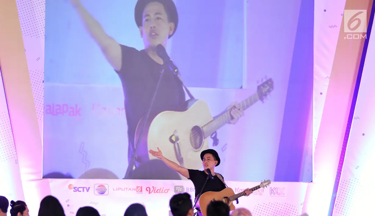 Penampilan Budi Doremi saat menghibur peserta dalam acara Emtek Goes To Campus (EGTC) 2018 Di Dome Universitas Muhammadyah Malang, Kamis (27/9). Budi membawakan 4 lagu menutup rangkaian acara Emtek Goes To campus di kampus UMM. (Liputan6.com/Johan Tallo)