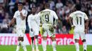 Pemain Real Madrid tampak kecewa setelah ditaklukkan Valencia pada laga pekan ke-30 La Liga di Stadion Santiago Bernabeu, Sabtu (5/4/2025). (AP Photo/Manu Fernandez)