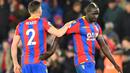 Mamadou Sakho menambah keunggula Crystal dengan satu gol ke gawang Stoke City pada laga premier League di Selhurst Park, (25/11/2017). Crystal Palace menang 2-1. (AFP/Olly Greenwood)