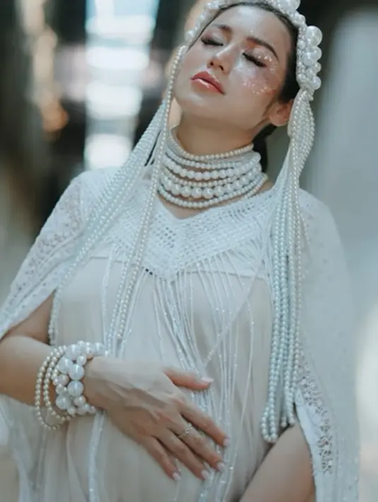 Terbaru, istri Vincent Verhaag itu tampil sebagai bumil dramatis dengan cosplay jadi ratu mutiara [@momentsbygin]