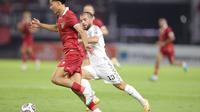 Penyerang Timnas Indonesia, Rafael Struick, mencoba menghindari kawalan gelandang Palestina, Mahmoud Nasser Abuwarda, dalam laga FIFA Matchday di Stadion Gelora Bung Tomo, Surabaya, Rabu (14/6/2023) malam WIB. (Bola.com/Dok. PSSI)