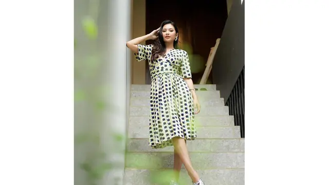 Gaya Indah Permatasari Pakai Baju Thrift 35 Ribu