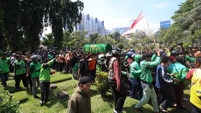 Ribuan Ojol Iringi Pemakaman Affan Kurniawan di TPU Karet Bivak