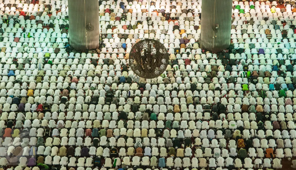 Ribuan umat muslim saat melaksanakan salat Jumat di Masjid Istiqlal, Jakarta, Jumat (31/3). Mereka berencana menggelar aksi 31 Maret di depan Istana Merdeka siang nanti. (Liputan6.com/Gempur M Surya)