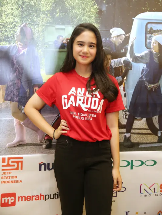 "Aku bawa banyak makanan Indonesia ke Eropa karena aku termasuk orang yang cinta makanan Indonesia. Jadi kadang ke Eropa takut ada beberapa makanan yang nggak cocok sama lidah, jadi jaga-jaga aja," paparnya. (Adrian Putra/Fimela.com)