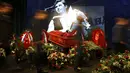 Beberapa orang melintas usai memberikan penghormatan kepada jenazah Andrei Stenin, wartawan foto Rusia yang hilang sejak awal Agustus dan ditemukan tewas di Ukraina, (5/9/2014). (AFP PHOTO/Alexander Nemenov)