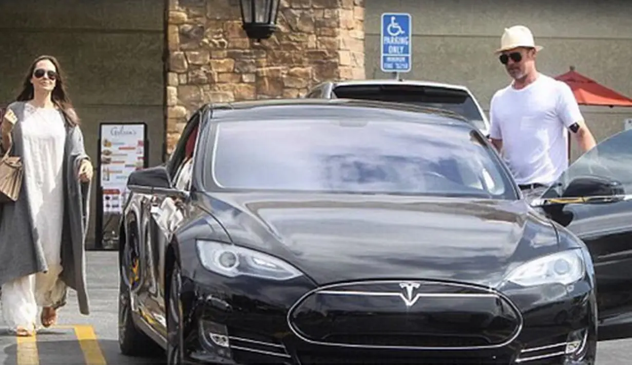 Dulu, di manapun ada Brad Pitt, di situ ada Angelina Jolie. Namun kemesraan itu tak lagi terlihat sejak setahun terakhir, saat Jolie mengajukan gugatan cerainya. Foto-foto mesra keduanya pun kini tinggal kenangan. (Instagram/angelinajolieofficial)