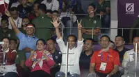 Presiden Jokowi (tengah), Ibu Iriana, Wiranto, Imam Nahrawi dan Puan Maharani saat menyaksikan Final Bulutangkis Beregu Putra Asian Games 2018 antara Indonesia melawan China di Jakarta, Rabu (22/8). (Liputan6.com/Helmi Fithriansyah)