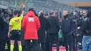 Pelatih AC Milan, Massimiliano Allegri, mendapat kartu merah saat melawan Lazio pada pekan ke-13 Serie A 2025/2026 di Stadion San Siro, Minggu, (30/11/2025). (AP Photo/Antonio Calanni)