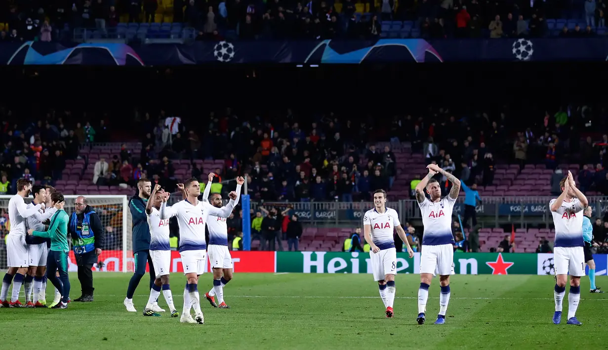 Ekspresi pemain Tottenham Hotspur usai menahan imbang Barcelona dalam matchday keenam Grub B Liga Champions di Stadion Camp Nou, Barcelona, Spanyol, Selasa (11/12). Tottenham dan Barcelona lolos ke 16 besar Liga Champions. (AP Photo/Manu Fernandez)