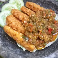 Resep Tempe Sambal Penyet, cukup mudah membuatnya. (Dok: Cookpad&nbsp;https://cookpad.com/id/resep/16459928-tempe-sambal-penyet&nbsp;Liputan6.com dyahpamela)