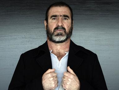 Mantan pesepak bola MU, Eric Cantona, berpose saat sesi pemotretan di Paris, Prancis, Rabu (12/11/2014). (AFP/Stephane De Sakutin)
