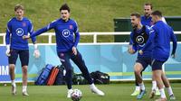 Penjaga gawang Inggris Jordan Pickford, Harry Maguire, Jordan Henderson, Harry Kane dan Kieran Trippier saat sesi latihan di St George's Park, Burton upon Trent, Inggris, Senin (5/7/2021). Inggris akan melawan Denmark pada pertandingan semifinal Euro 2020. (AP Photo/Rui Vieira)