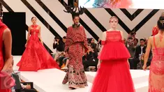 Model memamerkan busana di atas catwalk pada malam pembukaan Fashion Nation 2016 di Senayan City, Jakarta, Kamis (14/4). 10 desainer menceritakan kembali perjalanan Senayan City yang sudah 10 tahun menggelar Fashion Nation. (Liputan6.com/Herman Zakharia)