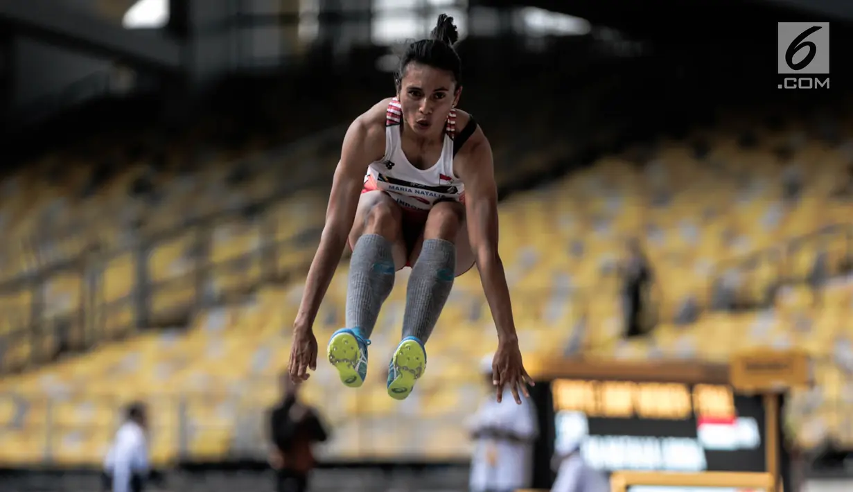 Atlet Lompat Jauh Indonesia, Maria Natalia Londa melakukan lompatan saat berlaga di nomor triple jump putri SEA Games di Stadium Bukit Jalil, Malaysia, Rabu (23/8). (Liputan6.com/Faizal Fanani)