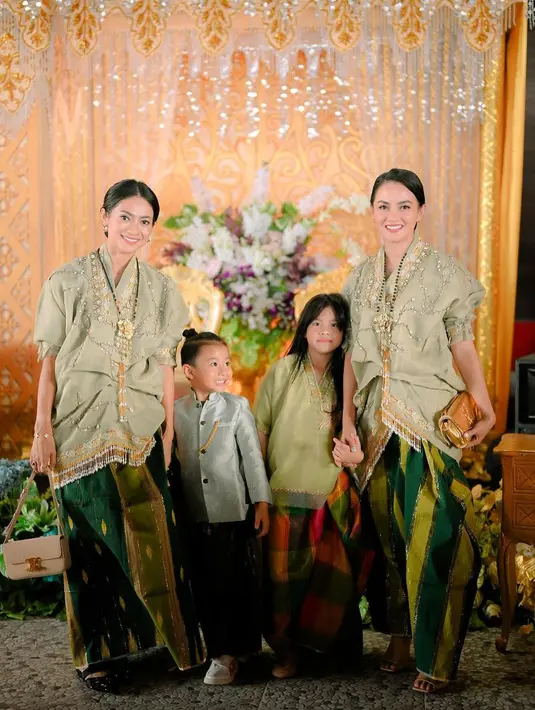 Baik Rini dan Abigail, mereka kompak kembaran baju bodo. Nggak kalah cantik dengan Ririn! [@ririnekawati]