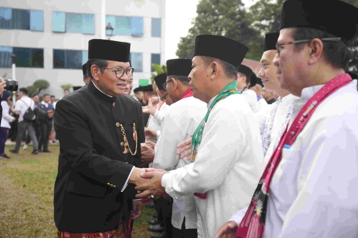 Gubernur Pramono Lantik 1.882 Pejabat Baru di Halaman Balai Kota Jakarta, pada Rabu (19/11/2025).