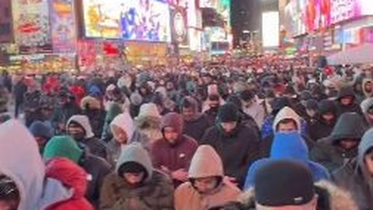 Begini Suasana Salat Tarawih di Times Square New York Dipenuhi Umat Muslim, Bikin Merinding dan jadi Sorotan