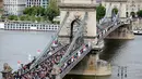 Peserta aksi 'Maret for Life Hungaria' memenuhi jembatan Hungaria 'Lanchid' (Chain Bridge), Budapest, Minggu (16/4). The "Maret for Life" memperingati ulang tahun dari Holocaust yang menyebabkan kematian ribuan korban. (AFP PHOTO / ATTILA KISBENEDEK)