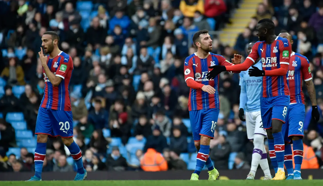 Pemain Crystal Palace Cenk Tosun (kiri) merayakan dengan rekan satu timnya setelah mencetak gol ke gawang Manchester City pada pertandingan Liga Inggris di Etihad Stadium, Manchester, Inggris, Sabtu (18/1/2020). Laga berakhir 2-2. (AP Photo/Rui Vieira)