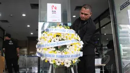 Sebuah karangan bunga terpajang di depan Gedung KPK, Jakarta, Selasa (3/3/2015). Pegiat antikorupsi mengirimkan karangan bunga duka cita atas matinya keberanian KPK. (Liputan6.com/Herman Zakharia)