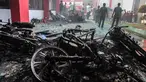 Petugas Lapas Narkotika Kelas III Langkat memeriksa kerusakan setelah kerusuhan di Langkat, Sumatera Utara, Kamis (16/5/2019). Akibat peristiwa kerusuhan yang dilakukan para narapidana di Lapas itu mengakibatkan tiga mobil petugas rusak terbakar dan ratus