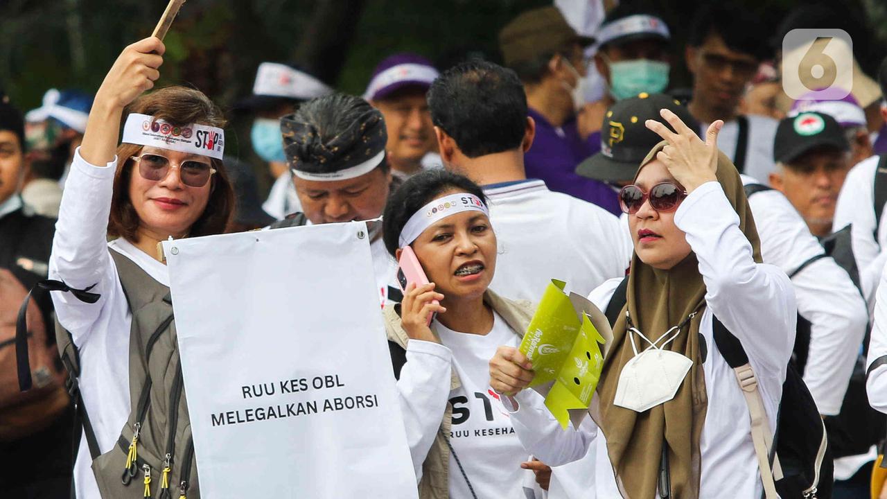 Tolak RUU Kesehatan, Massa Nakes Demo di Patung Kuda