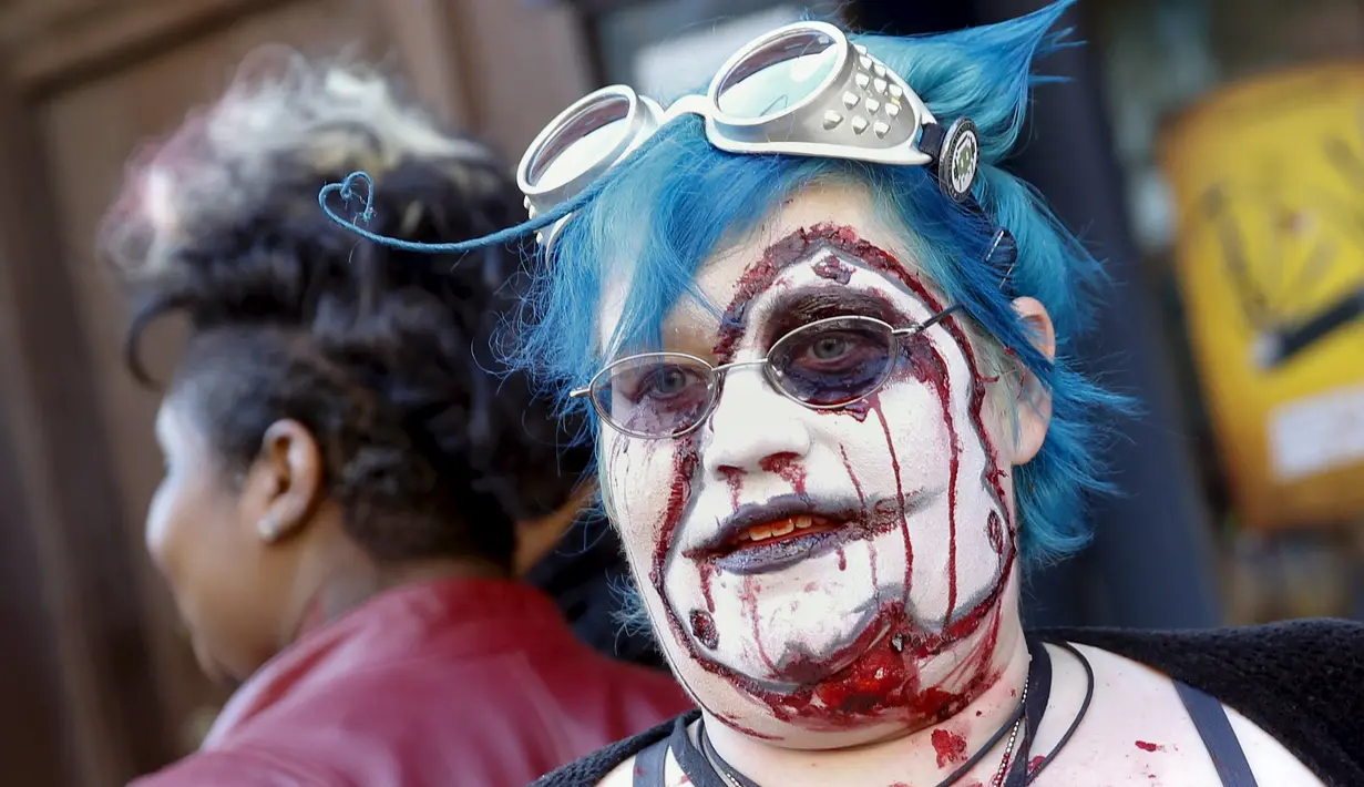 Seorang wanita mengenakan kostum monster untuk menyambut di Amerika, Minggu (18/10/2015). Perayaan Halloween dilakukan setiap bulan oktober. (REUTERS/Shannon Stapleton)
