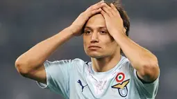 Reaksi kekecewaan striker Lazio, Mauro Matias Zarate di laga derby Roma melawan AS Roma di Olimpic Stadium, 6 Desember 2009. Lazio kalah 0-1. AFP PHOTO / ANDREAS SOLARO 